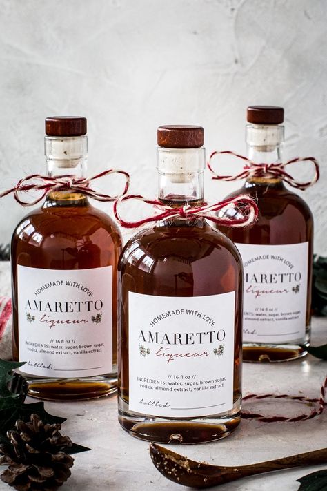 Homemade amaretto bottles with labels and string. Homemade Flavored Liquor, Amaretto Syrup Recipe, Home Made Alcohol Gifts, Homemade Christmas Liquor, Homemade Liquor Gifts, Liquor Recipes Homemade, Amaretto Liqueur Recipes, Amaretto Recipes Homemade, Homemade Christmas Gifts Alcohol