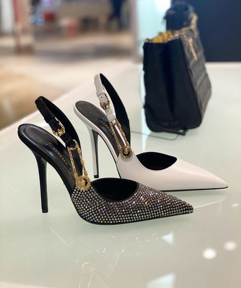 Beauty ✨ (@Outfit_Luxy) on X Luxury Shoes Heels, Versace Heels, Stile Blair Waldorf, Fashion Shoes Heels, Shoes Heels Classy, Grooming Tips, Classy Shoes, Heels Classy, Wedding Shoes Heels