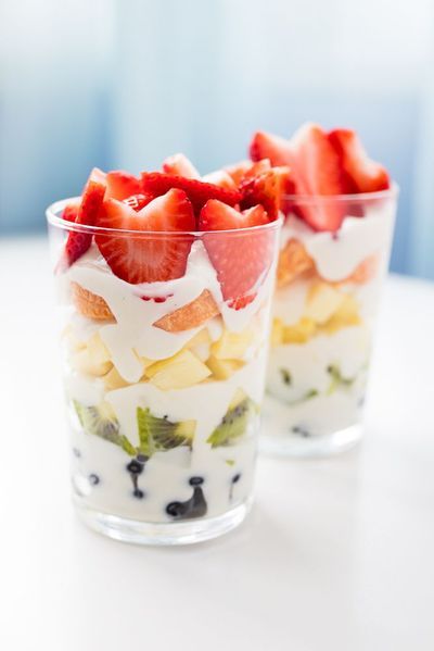 Layering fruit with homemade vegan yogurt makes a pretty rainbow parfait for breakfast, dessert, or a snack. You can make your own yogurt at home with your instant pot.  #vegan #parfait #rainbow #yogurt #breakfast #organic #recipe #brunch #pretty #instantpot Vegan Yogurt Parfait, Recept Sandwiches, Yoghurt Parfait, Fruit And Yogurt, Make Your Own Yogurt, Fruit Parfait, Dairy Free Breakfasts, Vegan Milk, Vegan Yogurt