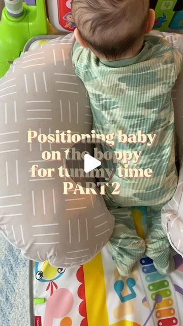 Tummy Time Positioning, Boppy Pillow Uses, Tummy Time Chart, Baby Tummy Time Ideas, Tummy Time Activities 3 Months, Activities 4 Month Old, Tummy Time Newborn, Baby Boppy, Tummy Time Pillow