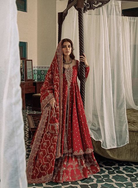 Syra Yousuf’s Wedding Photoshoot for Zara Shahjahan wedding Collection – The Odd Onee Zara Shahjahan, Pengantin India, Red Bridal Dress, Stile Hijab, Desi Wedding Dresses, Asian Bridal Dresses, Bridal Dresses Pakistan, Bridal Lehenga Red, Pakistani Wedding Outfits