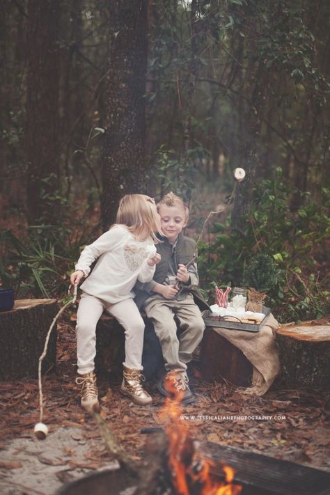 Campfires Photography, Photography Creative Ideas, Mini Session Themes, Camping Photoshoot, Aesthetic Photography Ideas, Backlight Photography, Florida Holiday, Fall Family Portraits, Photography Mini Sessions