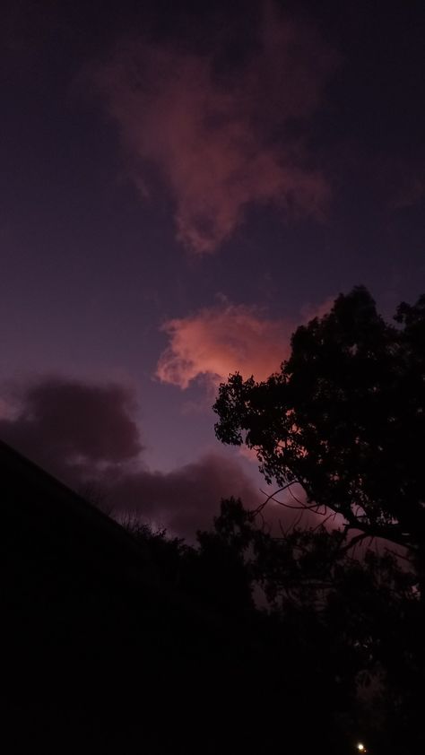 Bonito, Dark Sunset Aesthetic Wallpaper, Rubys Aesthetic, Dark Sky Pics, Dusk Aesthetic Wallpaper, Pink Night Wallpaper, Dark Pink Clouds, Dusk Sky Aesthetic, Night Clouds Aesthetic