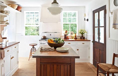 Plain Chic in Connecticut - Quintessence Americana Kitchen, Gorgeous White Kitchen, Small White Kitchens, Cottage Renovation, All White Kitchen, White Cabinetry, Inviting Home, Country Style Homes, Country House Decor