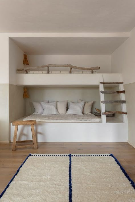 Cycladic House, California Beach House, Bunk Beds Built In, Built In Bunks, Bunk Rooms, Bunk Bed Designs, House Blend, Bunk Room, Design Del Prodotto