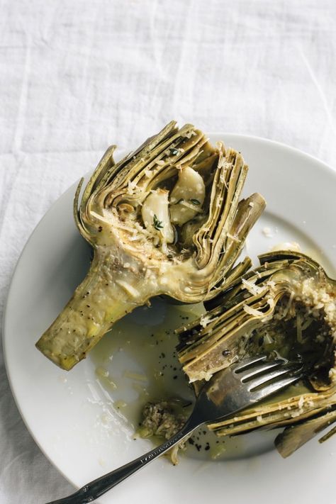 Roasted Artichokes: Learn how to roast an artichoke with this step-by-step tutorial! | thealmondeater.com Roasted Artichokes, Baked Artichoke, Roasted Artichoke, Artichoke Recipes, How To Roast, Salmon Recipes, Side Dish Recipes, Sans Gluten, Artichoke