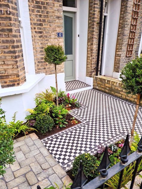 A Classic London Front Garden with Contemporary Touches and Victorian Tiling Victorian Front Garden Ideas, Terrace House Front Garden, Terraced House Front Garden, Victorian Terrace Front Garden, Victorian Terrace Garden, Victorian Front Garden, Terrace House Exterior, Small Front Gardens, Victorian Terrace House