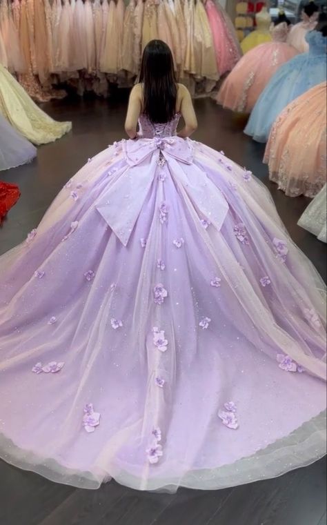 Light Purple 15 Dresses Quinceanera, Light Purple Quince Dresses, Light Purple Quinceanera Dresses, Quinceanera Dresses Lavender, Purple Quince Dress, Purple Quinceanera Theme, Lavender Quinceanera Dresses, Lavender Quinceanera, Purple Sweet 16