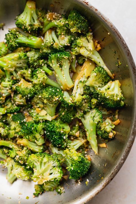 Chinese Broccoli Recipe, Best Broccoli Recipe, Sesame Recipes, Asian Broccoli, Best Broccoli, Garlic Broccoli, Yummy Veggies, Fried Broccoli, Easy Broccoli