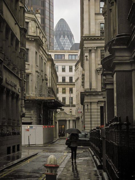 Dark Academia Aesthetic, London Street, Academia Aesthetic, City Aesthetic, Pretty Places, In The Rain, Travel Aesthetic, Dark Academia, London England