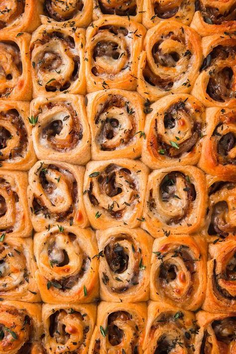 french dip pinwheels vertical Leftover Roast Beef Recipes, Crescent Roll Appetizers, Best Roast Beef, Leftover Roast Beef, Holiday Party Appetizers, Sweet Potatoe Bites, Christmas Recipes Appetizers, Roast Beef Recipes, Potluck Dishes