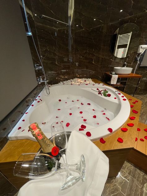 Couple Bathtub Aesthetic, Hotel Date, Romantic Hotel Rooms, Spoiled Girlfriend, Romantic Room Surprise, Surprise For Girlfriend, Romantic Bath, Romantic Room Decoration, Romantic Date Night Ideas