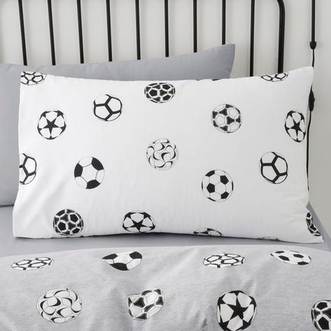 Football Theme Bedroom, Boys Football Bedroom, Football Themed Room, Soccer Bedding, Diy Duvet, Small Boys Bedrooms, Soccer Bedroom, Football Room, Football Rooms