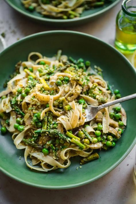 This vegan spring vegetable pasta is loaded with seasonal produce like leeks, asparagus and peas with a lemony white wine sauce and toasted herbed breadcrumbs for topping. It's so delicious, easy to make gluten free and takes less than 30 minutes to make! Pasta With Leeks, Leeks Pasta Recipe, Spring Vegetable Pasta, Vegan Asparagus Recipes, Lemon White Wine Sauce, Asparagus And Peas, Leek Pasta, Homemade Vegetable Broth, Crowded Kitchen