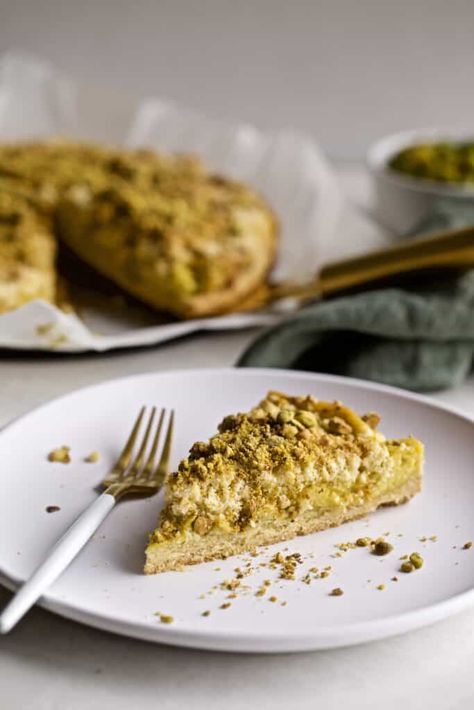 Desserts With Pistachio Cream, Pistachio Crumble, Italian Pistachio Dessert, Pistachio Cream Cake, Pistachio Crumb Cake, Baking Pistachio, Cake With Pistachio Cream, Pistachio Creme Recipes, Pistachio Cream Dessert