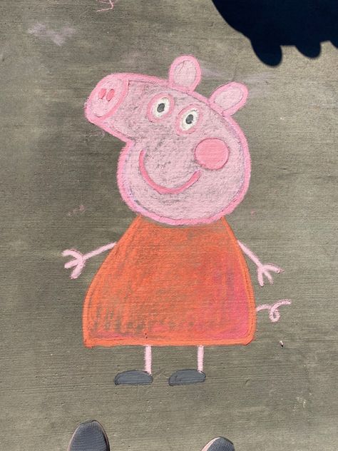 Peppa Pig Chalk Art, Kawaii Chalk Art, Chalk Cartoon Drawings, Easy Sidewalk Chalk Art Ideas Disney, Cute Chalk Art Ideas, Easy Chalk Ideas Sidewalk, Sidewalk Chalk Inspiration, Simple Chalk Art Ideas, Easy Chalk Drawings Step By Step