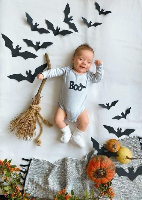 Newborn Photoshoot Halloween, Halloween One Month Pictures, First Halloween Photos, Halloween Monthly Milestone, Halloween Milestone Picture Ideas, Halloween Pictures Baby, Halloween Monthly Baby Pictures, Halloween Baby Photoshoot Ideas, Halloween Milestone Pictures