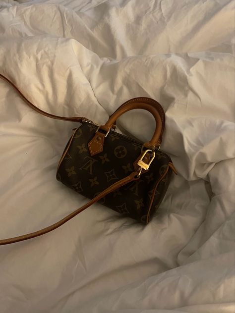 nano speedy bag strap 🤎 Purse Luxury, Lv Outfit, Lv Mini Bag, Nano Speedy Louis Vuitton Outfit, Speedy Bag, Aesthetic Purse Pictures, Louis Vuitton Nano Speedy, Nano Speedy, Louis Vuitton Cite Bag Outfit