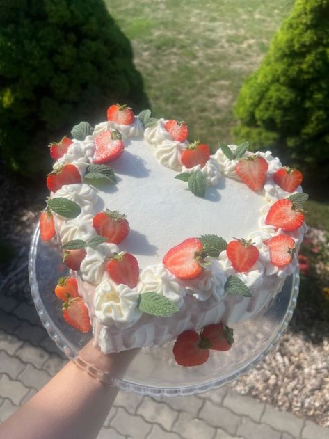 Dolce on X: "Heart shaped strawberry cake 🍓🍰 https://t.co/pGNrDpjYS0" / X Vintage Birthday Cakes, Pastel Cupcakes, Heart Shaped Cakes, Cute Baking, Creative Birthday Cakes, Pretty Dessert, Läcker Mat, Deilig Mat, Pretty Birthday Cakes