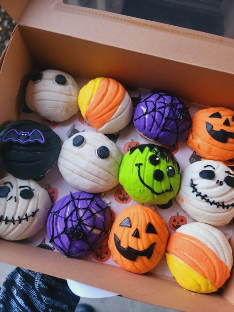 Halloween Conchas Pan Dulce, Pumpkin Conchas, Halloween Conchas, Spooky Conchas, Conchas Recipe, Conchas Pan, Halloween Themed Desserts, Mexican Bakery, Halloween Food Crafts