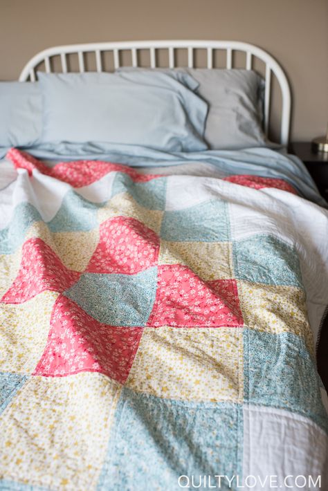 Free quilt pattern by Emily of Quiltylove.com. The Greatest Granny square quilt is an easy beginner friendly quilt pattern. Twin Quilt Pattern, Granny Square Quilt, Easy Quilting, Amy Smart, Twin Quilt Size, Pattern Quilt, Quilt Square, Beginner Quilt Patterns, Queen Size Quilt