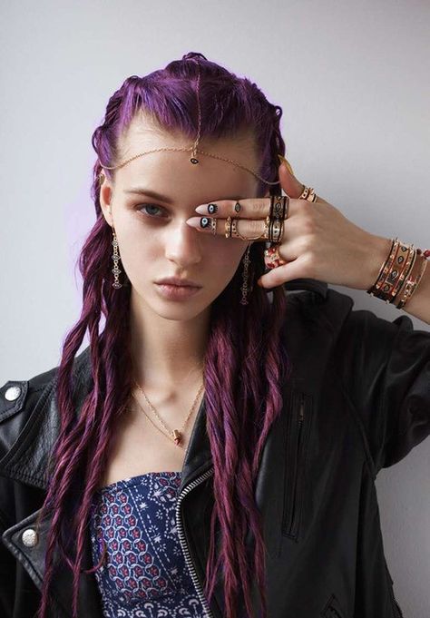 Uñas Purple Hair, Makeup Zombie, Dark Purple Hair, Punk Hair, Witchy Fashion, Grunge Hair, Hippie Chic, Burning Man, Hippie Style