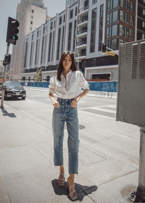 Off White Button Down Shirt Outfit, Outfit White Shirt And Jeans, Fitted White Button Down Shirt, White Shirt Button Up Outfit, White Shirt And Jeans Outfit Casual, White Button Down Jeans Outfit, White Button Up Jeans Outfit, White Shirt And Jeans Outfit Women, Crop White Shirt Outfit