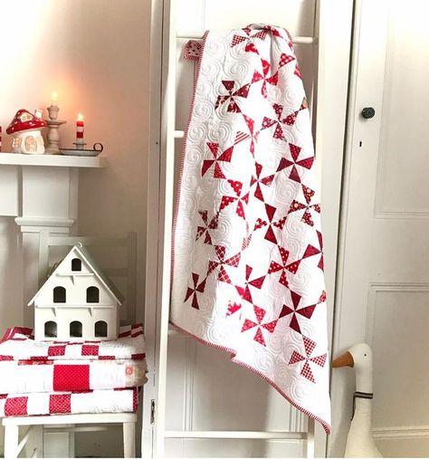 Helen Philipps on Instagram: "Here’s my Pinwheels Quilt in festive red and white ❤️✂️❤️ my favourite colours for Christmas and beyond ❤️🤶🏻❤️ I love this traditional block and how it captures both the past and vintage quilts and also looks modern and graphic …..pattern is in my Etsy shop link in bio (lovely longarm machine quilting by @debbieholland501 )❤️✂️❤️ Home again now through sleet and snow and busy this weekend putting up the trees, writing Christmas cards, and meeting up with family fo Pinwheels Quilt, Pinwheel Quilts, Baby Quilt Patterns Easy, Christmas Card Writing, 4 Patch Quilt, Pinwheel Quilt Pattern, Traditional Patchwork, Two Color Quilts, Red And White Quilts