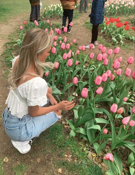 #spring #springinspo #springoutfit #outfitinspo #fashion #tulips #flowerfields Farm Picture Ideas, Spring Picture Ideas, Carlsbad Flower Fields, Cute Photo Poses, Farm Pictures, Summer Picture Poses, Spring Photoshoot, Flower Photoshoot, Spring Pictures