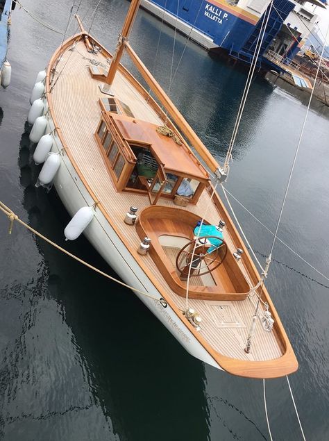 Yatch Boat, Classic Sailboat, Sailboat Yacht, Sail Life, Wooden Sailboat, Classic Sailing, Buy A Boat, Sailboat Design, Classic Yachts