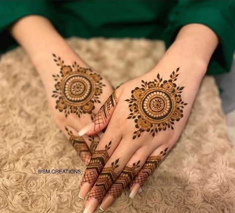 Henna Design Hand, Henna Finger Designs, Henna Design Easy, Finger Designs, Henna Flowers, Round Mehndi Design, Henna Designs Palm, Easy Mehndi Designs, Simple Mehandi