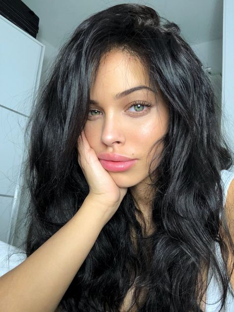 Raven haired... Raven Hair Aesthetic, Women In 30s, Raven Haired Woman, Raven Haired Girl, Mat Makeup, Woman In Her 30s, Beachy Blonde, Summer Brunette, Raven Hair