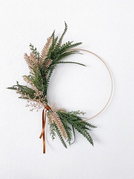 Easy DIY Boho Chunky Yarn Wreath - Joyful Derivatives Chunky Yarn Wreath, Cedar Wreath, Winter Wreath Diy, Ring Wreath, Boho Wreath, Balcony Bedroom, Christmas Wreaths Diy Easy, Gold Wreath, Yarn Wreath