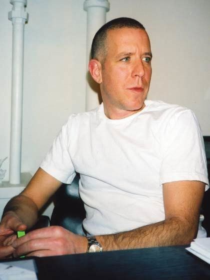 James Jebbia, Supreme Store, Streetwear Inspiration, Hottest Fashion Trends, Height And Weight, Global Fashion, Business Man, The Man, White Undershirt