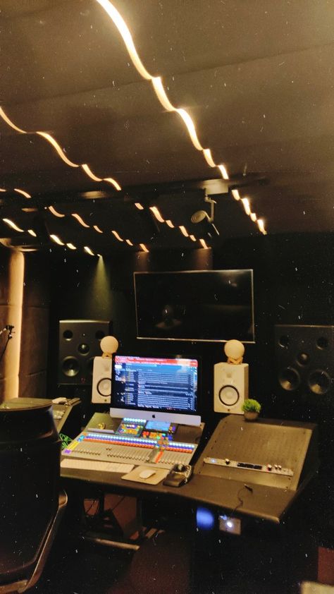 Rapper Lifestyle Aesthetic, Music Producer Wallpaper, Recording Studio Room, Rapper Lifestyle, Music Studio Aesthetic, Music Engineering, Music Engineers, Home Studio Ideas, Recording Studio Design