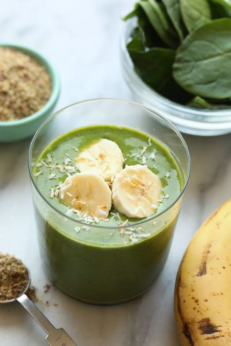 This banana matcha smoothie recipe is packed with nutrients from spinach, flax, and bananas. It is also a great source of energy from the delicious matcha powder! Make it for breakfast this week! Banana Matcha Smoothie, Smoothie Yummy, Kefir Smoothie, Avocado Smoothie Recipe, Smoothie Recipes For Kids, Banana Splits, Fit Foodie Finds, Smoothie Ideas, Matcha Smoothie