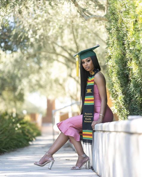 Graduation Poses Cap And Gown Cute Ideas, Black Senior Pictures High Schools, College Athlete Graduation Pictures, College Grad Photoshoot Poses, Grad Shoot Poses, Nighttime Graduation Pictures, On Campus Graduation Pictures, Graduate School Graduation Pictures, Outdoor Graduation Pictures