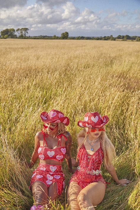 Cupids outfit, with love heart sequin hat! Love On Tour Outfits Ideas, Look Da Festival, Traje Cowgirl, Hslot Outfit Ideas, Harry Styles Concert Outfit, Halloween Costumes 2022, Love On Tour Outfits, Swift Outfits, Hot Halloween