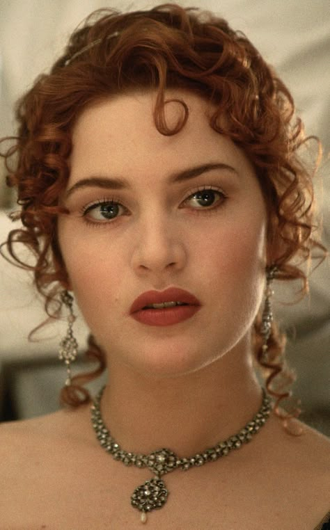 Kate Winslet Oscar, Titanic Kate Winslet, Kate Winslate, Rose Titanic, Rose Dewitt Bukater, Rose Dawson, Titanic Dress, Titanic Movie, Belle Silhouette