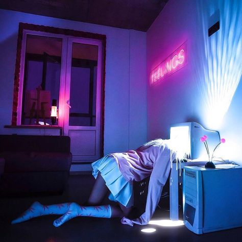 37 Pics and memes to improve your mood. Shooting Pose, Henry Moore, New Retro Wave, Louise Bourgeois, Neon Aesthetic, A Tv, On The Floor, Modern Technology, Art Moderne