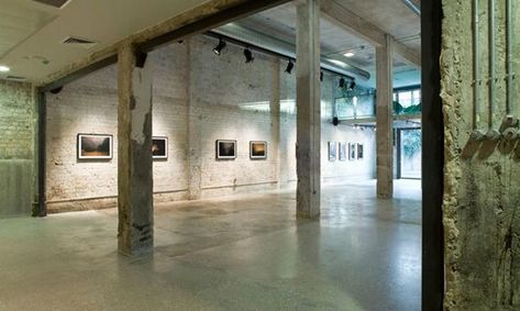 Tel Aviv Gallery Renovation Gives New Life to an Old Warehouse Old Warehouse Renovation, Warehouse Art Gallery, Indoor Skatepark, Warehouse Renovation, Map Inspiration, Studio Vibes, Crowded House, Architectural Association, Museum Interior