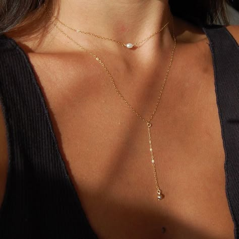 Drop Down Necklace, Formal Jewelry Ideas, Simple Gold Neckles, Prom Jewelry Gold, Gold Neckles, Grad Jewelry, Drop Necklace Silver, Y Necklace Gold, Drop Necklace Gold