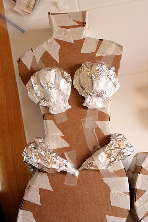 Paper Mache Mannequin, Mannequin Diy, Mermaid Pinata, 4de Verjaardag, Paper Mache Dolls, Piñata Ideas, Paper Flower Patterns, Diy Pinata, Mermaid Diy