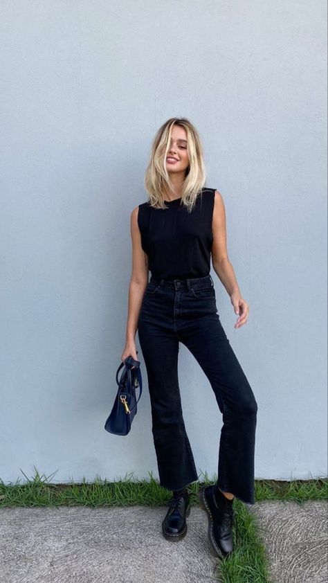 Classic Eclectic Outfit, Chic Woman Style, All Black Chic Outfit Casual, Miami Outfits Dinner, Artist Capsule Wardrobe, Black Jeans Aesthetic Outfit, Artsy Chic Style, Edgy Chic Aesthetic, Folk Fashion Modern