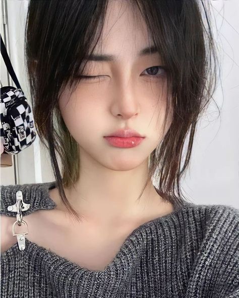 Aesthetic Faces, Korean Poses, Justina Xie, Hiding Face, Outfits Girl, Girls Natural Hairstyles, Ethereal Makeup, Chinese Hairstyle, Natural Hairstyles