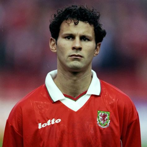 📆 #OnThisDay in 1991 Ryan Giggs became the youngest player to play for Wales 🏴󠁧󠁢󠁷󠁬󠁳󠁿 Now he's their manager 🐲 Ryan Giggs, Media Platform, Manchester United, Premier League, Wales, Manchester, To Play, Soccer, England