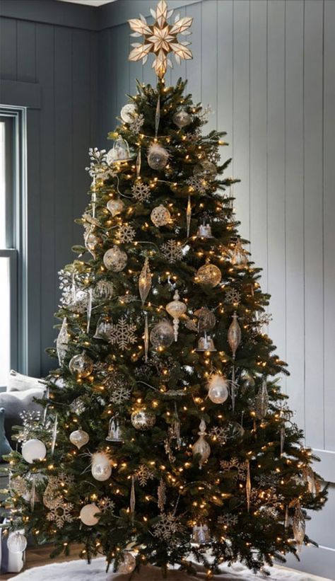 Christmas Tree Colour Scheme, Balsam Hill Christmas Tree, Christmas Tree Inspo, Gold Christmas Tree Decorations, Christmas Tree Decorating Themes, Minimalist Christmas Tree, Pre Lit Christmas Tree, Balsam Hill, Elegant Christmas Trees