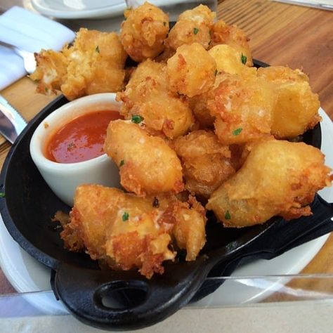 Easy Cheese Curds Recipe, Fried Cheese Curds Recipe, Deep Fried Cheese Curds, Cheese Curds Recipe, All Purpose Flour Recipes, Cheddar Cheese Curds, Fried Cheese Curds, Fried Cheese, Food To Eat