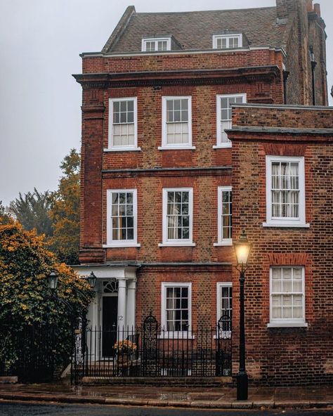 British Apartment Exterior, Hampstead House, English Homes, Home Decor Photography, Townhouse Exterior, Townhouse Interior, Photography Coffee, Apartment Exterior, London Vibes