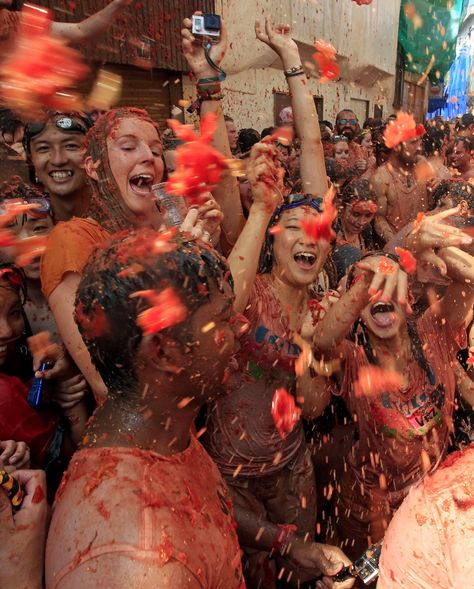 Annual #Tomatina Festival in #Spain #Buñol #Valencia Tomatina Festival, La Tomatina Festival, Spanish Festivals, La Tomatina, Spain Photos, Spain Aesthetic, Dear Zindagi, Ocean Travel, Spanish Towns